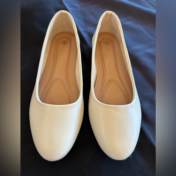 Shoes - Classic cream flat, like new, size 9